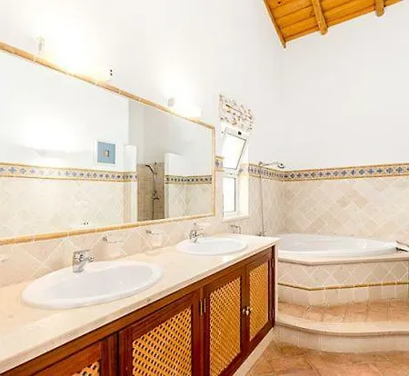 Villa Sao Lourenco Sleeps 12 *